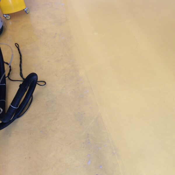 Hloubkové čištění a leštění kaučukové podlahy