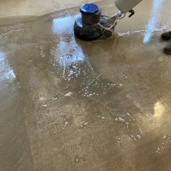 Hloubkové čištění a impregnace leštěného betonu v restauraci