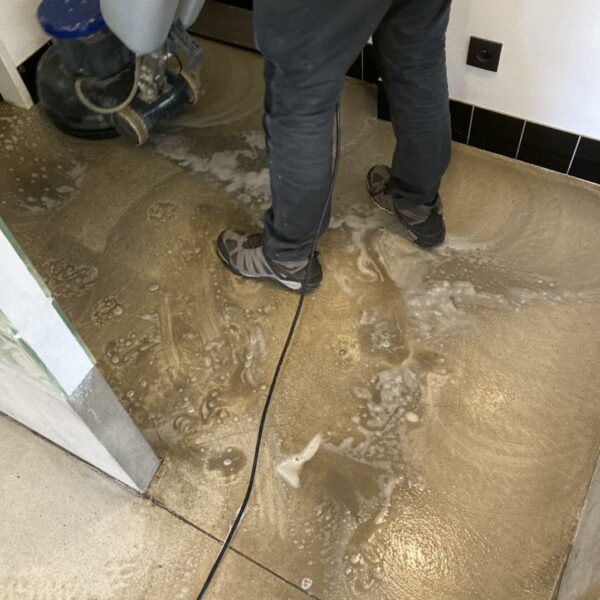 Hloubkové čištění a impregnace leštěného betonu v restauraci