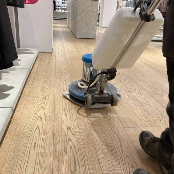 Údržba (čištění + ošetření) dřevěných podlah v módním butiku