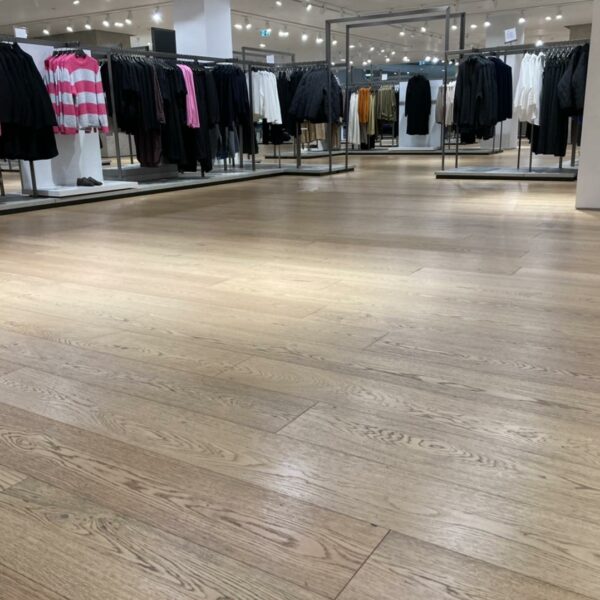 Údržba (čištění + ošetření) dřevěných podlah v módním butiku